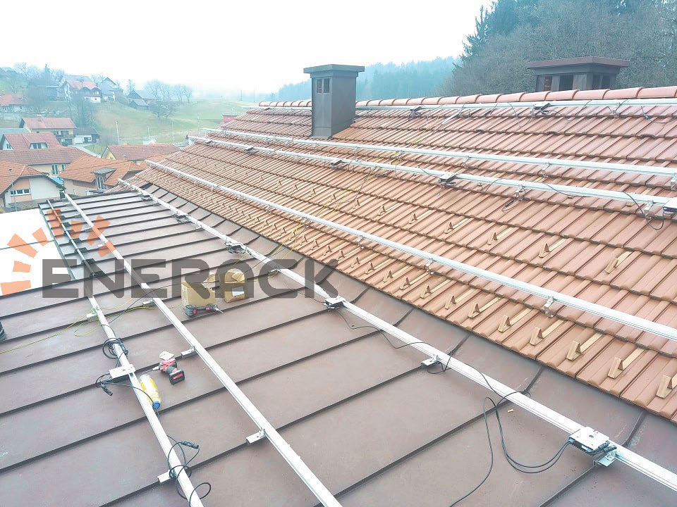 10KW T17 система за покривни куки за керемиди и система за ламаринен покрив C10 в Словения