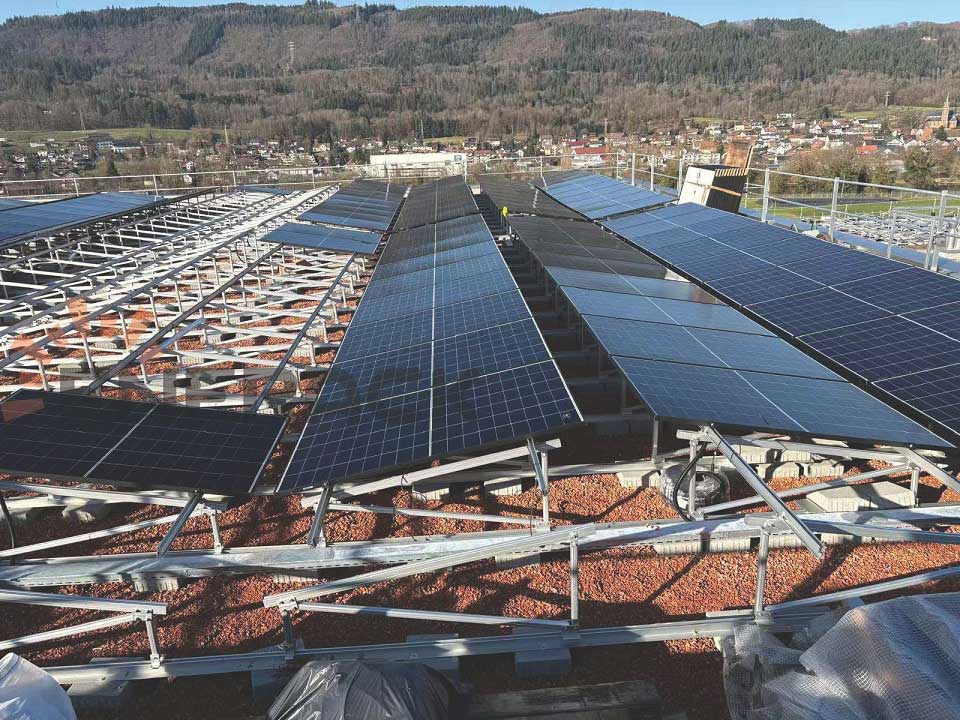 1MW система за монтаж на зелен покрив в Швейцария